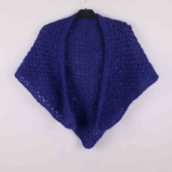 Stickad blå sjal på galge, trekantsform