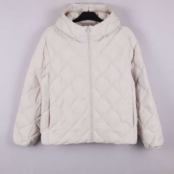 Helbild på ljus quiltad jacka med huva framifrån