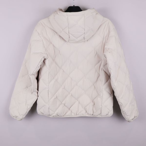 Helbild på ljus quiltad jacka med huva bakifrån