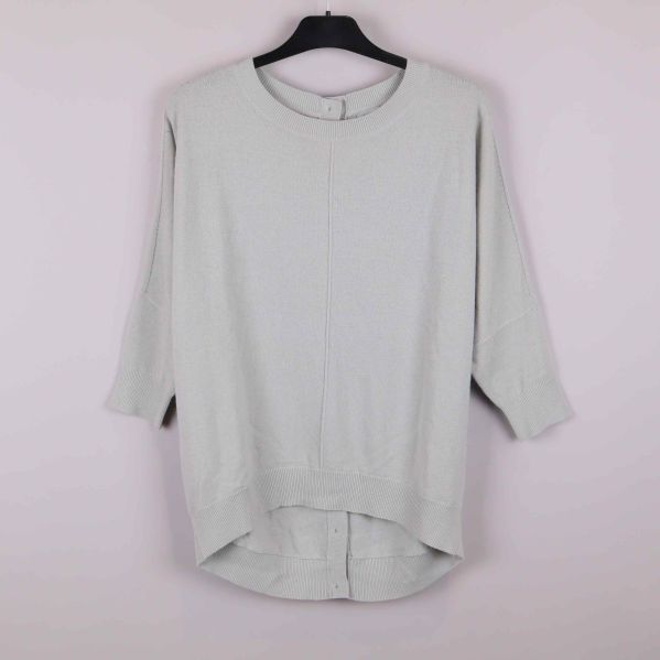 Ljusgrå stickad tröja på galge framifrån