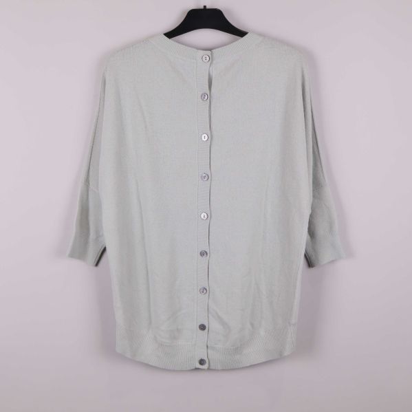 Tröja med knappar längs ryggen visas bakifrån