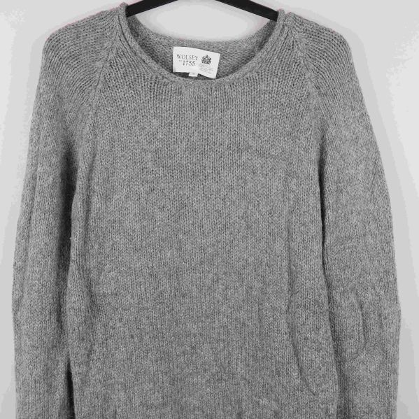 Närbild på framdelen av grå stickad tröja