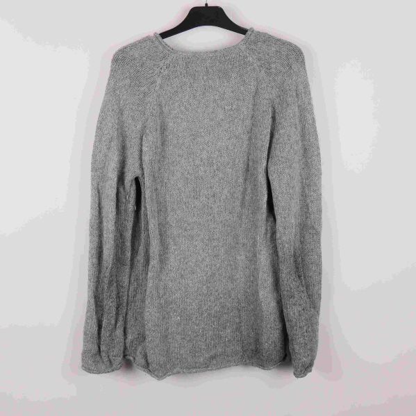 Grå stickad tröja bakifrån 