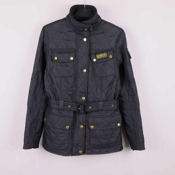 Quiltad svart jacka med bälte och fickor fram