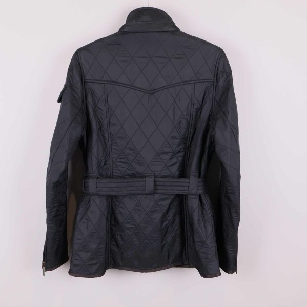 Baksidan av svart quiltad jacka med markerad midja