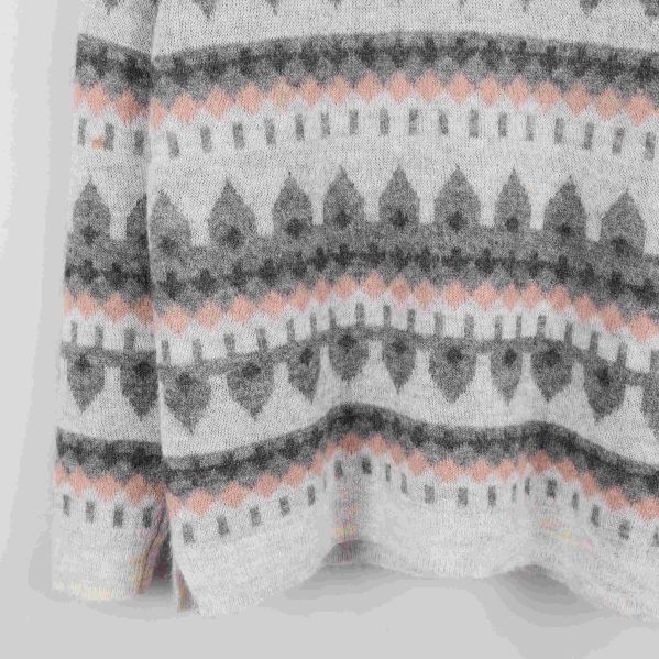 Undre del av stickad tröja med mönstrad kant