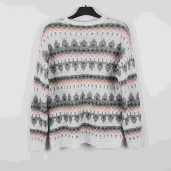 Stickad tröja med grafiskt mönster bakifrån