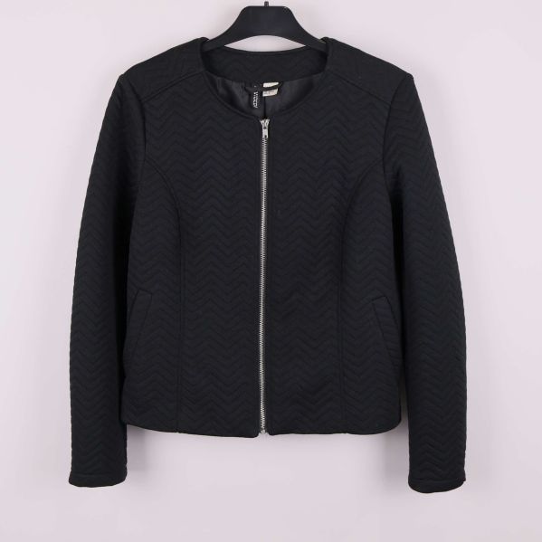 Svart quiltad jacka framsida