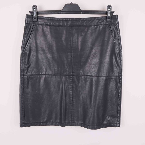 Svart pennkjol i konstläder sedd framifrån 