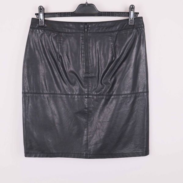 Svart konstläderkjol sedd bakifrån 