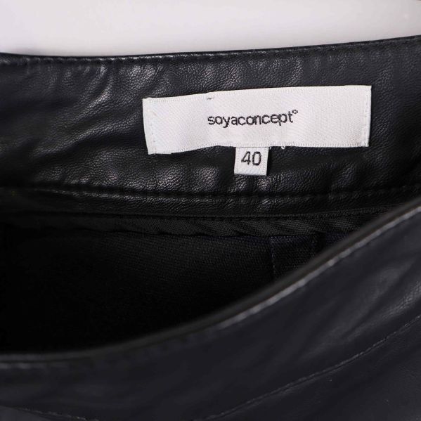 Etikett med varumärket soyaconcept och storlek 40 i midjan