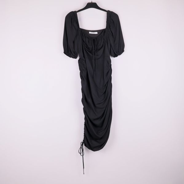 Svart maxiklänning med puffärm framifrån