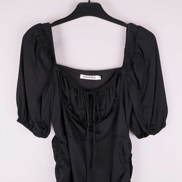 Fyrkantig ringning och puffärm i närbild