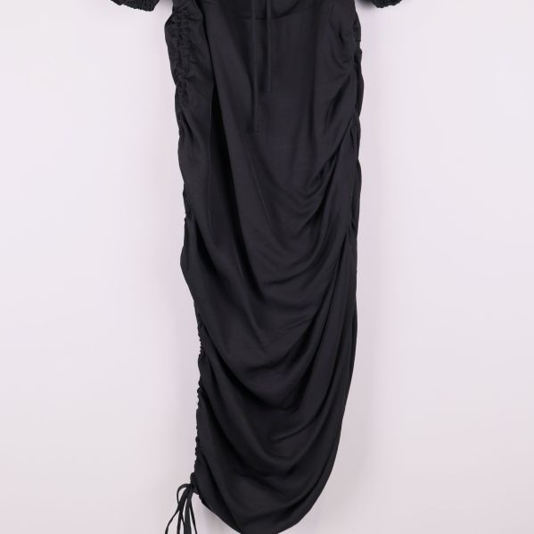 Dragsko och drapering längs nederkant på svart klänning