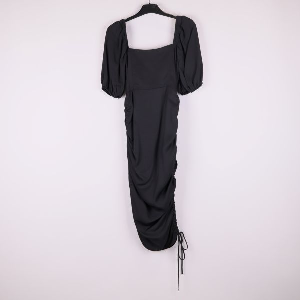 Svart maxiklänning med puffärm bakifrån 