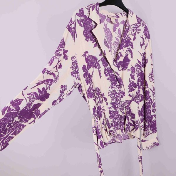 Omlottblus i lila och vitt visad från sidan