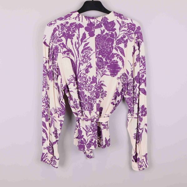 Baksidan av blommig omlottblus med lila mönster