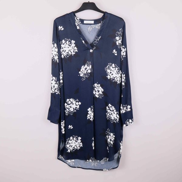 Mörkblå blommig klänning med långa ärmar, framifrån