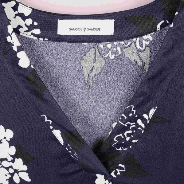 Närbild på halsringning och Samsøe Samsøe-märke