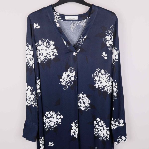 Övre del av klänning framifrån, fokus på blommönster och manschett