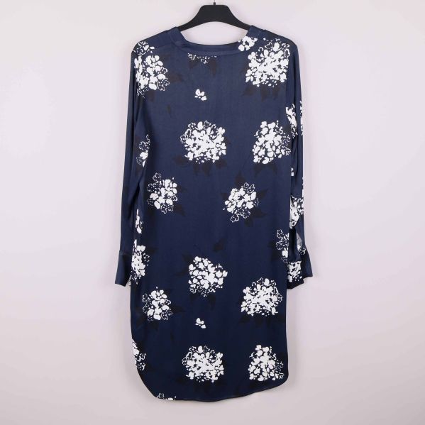 Baksida av mörkblå klänning med vitt blommönster