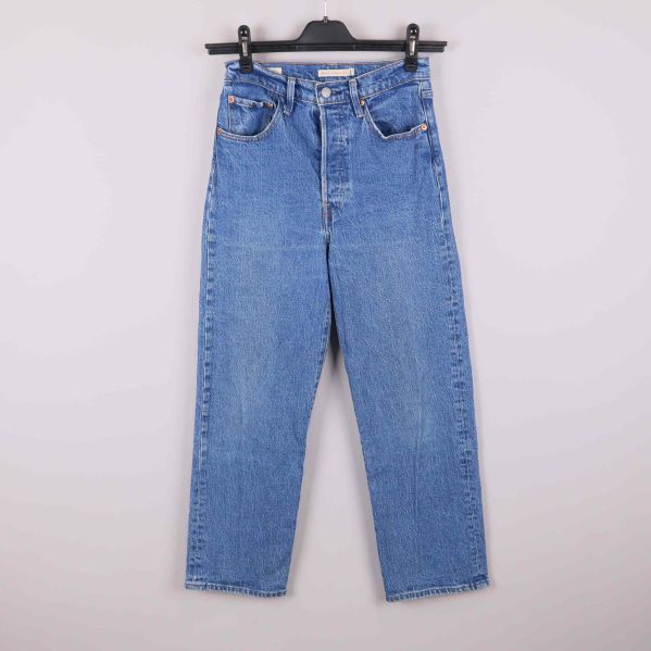 Framsidan av raka ljusblå jeans 