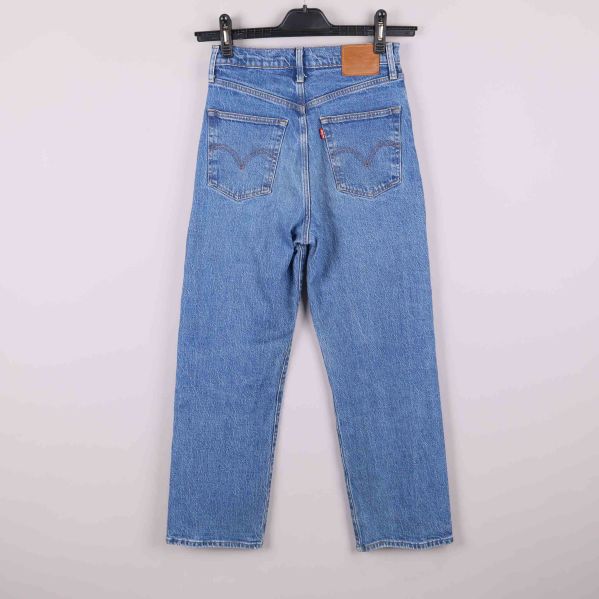 Baksidan av ljusblå raka jeans 