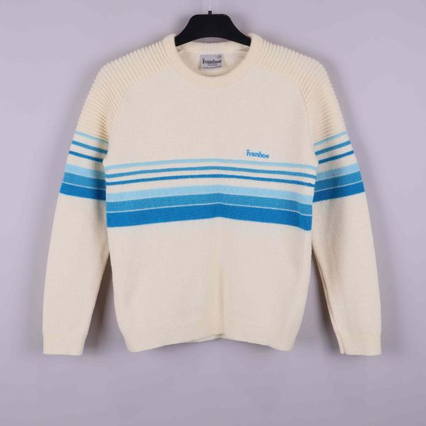 Stickad tröja med blå ränder framtill 