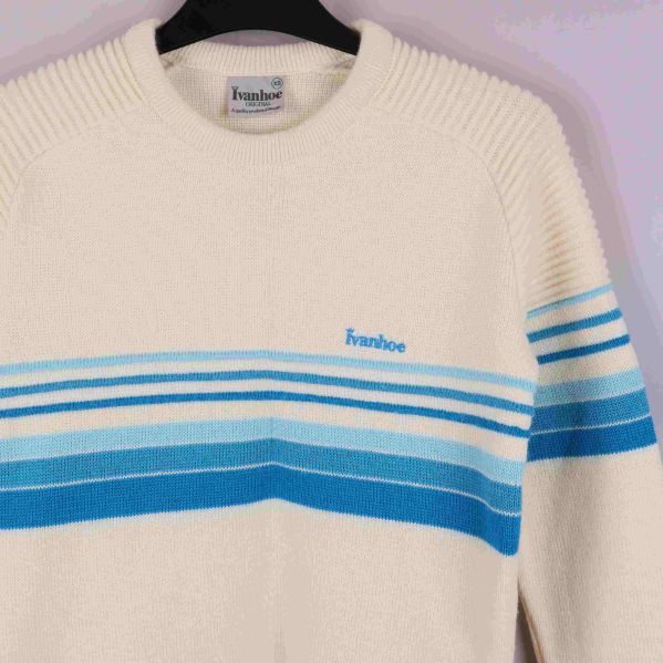 Närbild framtill på stickad tröja och blå ränder