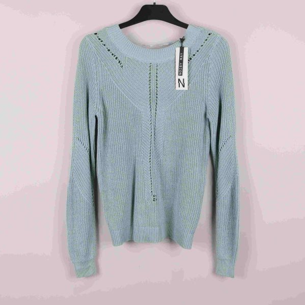 Stickad ljusblå tröja framifrån 