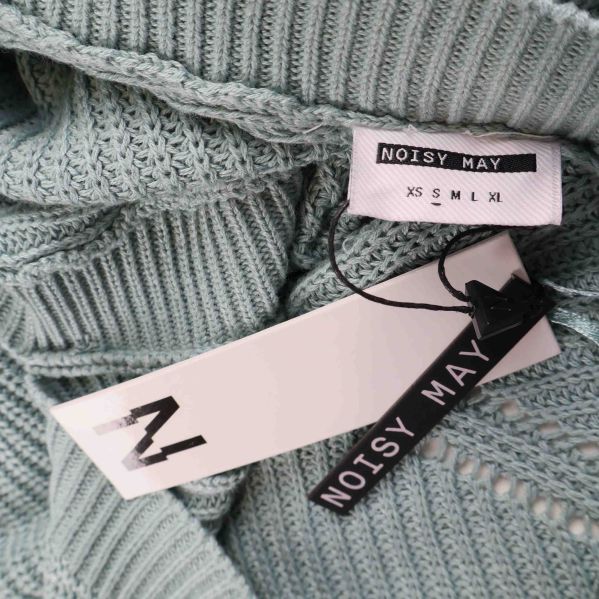 Noisy May etiketter och storlekslapp i tröjan