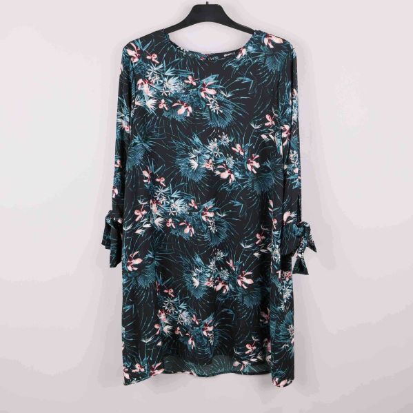 Framsidan av kort blommig klänning med långa ärmar och knytband