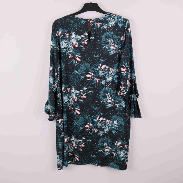 Baksidan av mönstrad klänning med knapp vid nacken