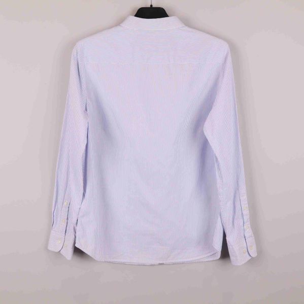 Långärmad skjorta med blå ränder bakifrån