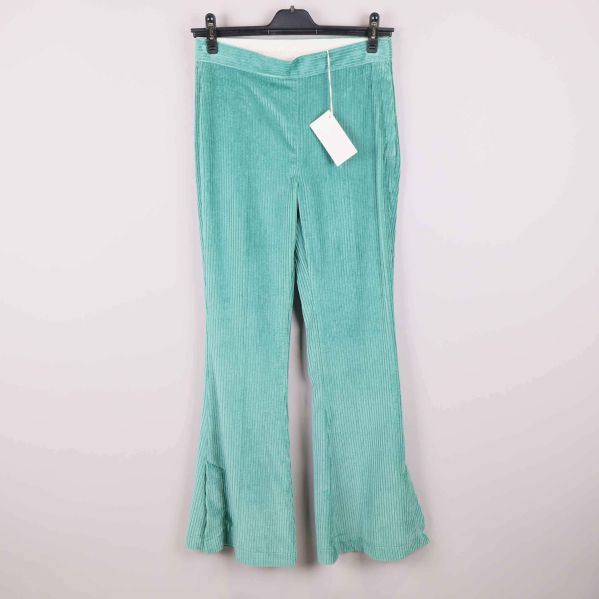 Framsida av gröna byxor med flare och resår i midjan