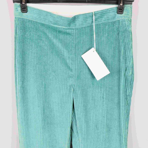 Närbild på midja och struktur på byxorna