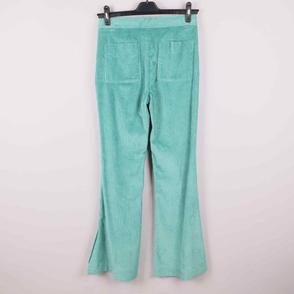 Baksida av gröna byxor med två bakfickor