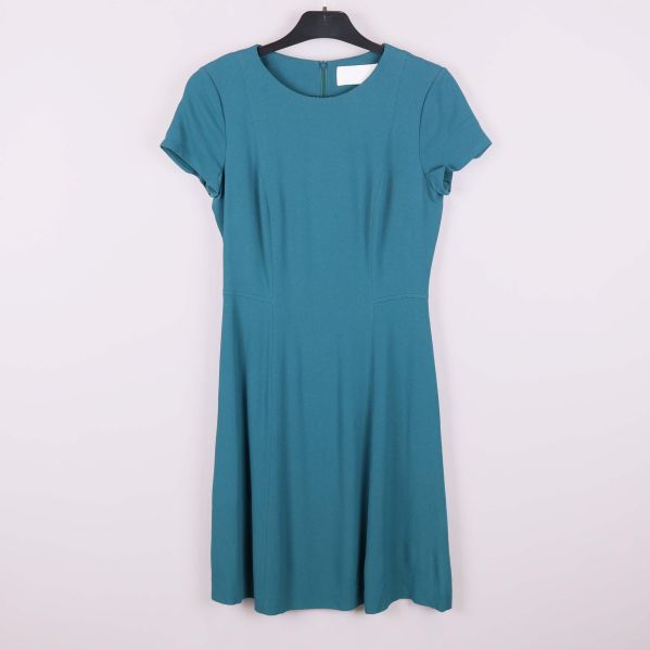 Framsida av blågrön klänning med kort ärm och rund hals