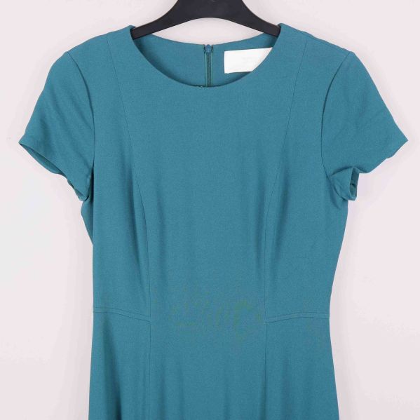 Övre delen av blågrön klänning med kort ärm