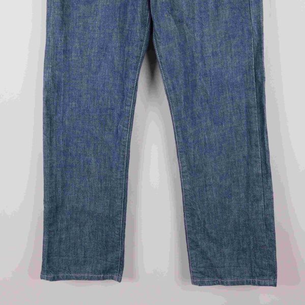 Jeansbenets nedre del på blå jeans