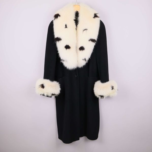 Svart lång kappa med vit pälskrage och manschetter