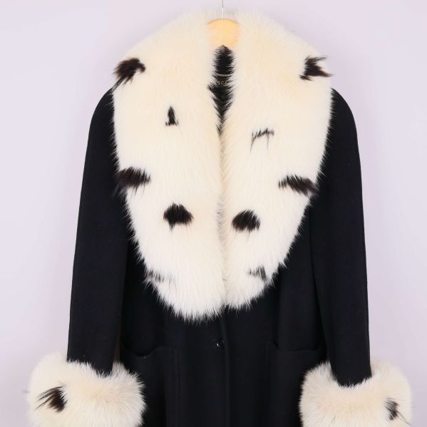 Vit pälsdetalj på kragen