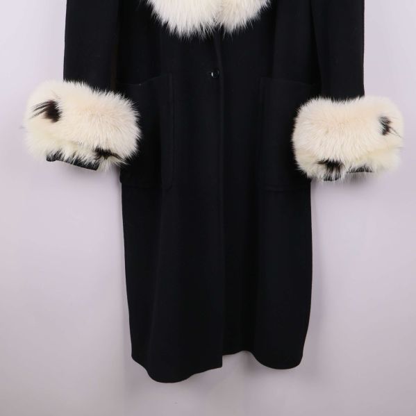 Närbild på fickor och ärmslut med vit päls