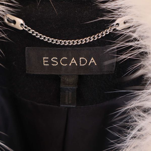 Närbild på Escada-logotyp i kappa