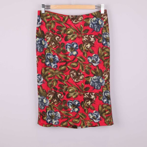 Pennkjol med blommönster i rött, blått och grönt 