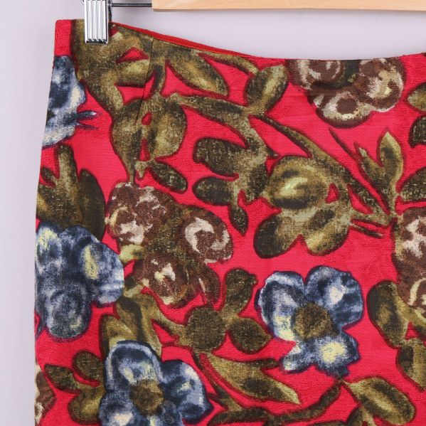 Närbild på kjolens övre del och blommönster