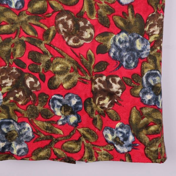 Närbild på kjolens nedre del och blommönster