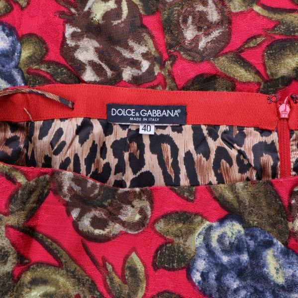 Närbild på insidan av kjol med Dolce & Gabbana-etikett och leopardmönster
