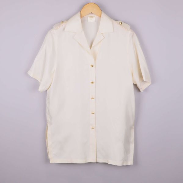 Kortärmad vit skjorta med guldknappar 