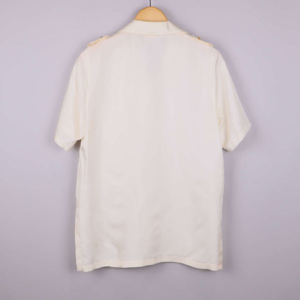 Vit silkesskjorta visad bakifrån 